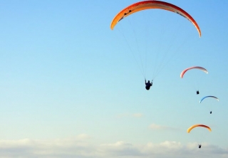  parapentes en el cielo